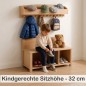 Preview: Kind sitzt bequem auf Kinder Sitzbank und zieht selbstständig Schuhe an – kindgerechte Sitzhöhe.